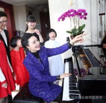 著名钢琴?授汤蓓华携手钢琴小神童刘明康与爱