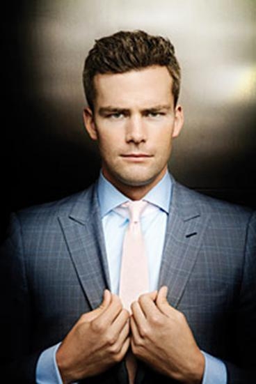 ryan serhant是美国著名的房产经纪人,目前服务于纽约发展最快的房