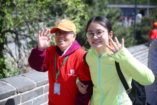 高校志愿者长城接力 孝亲敬老是永远的承诺