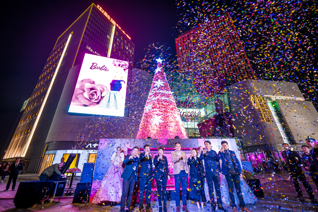 上海协信星光广场2周年举办浪漫芭比圣诞节